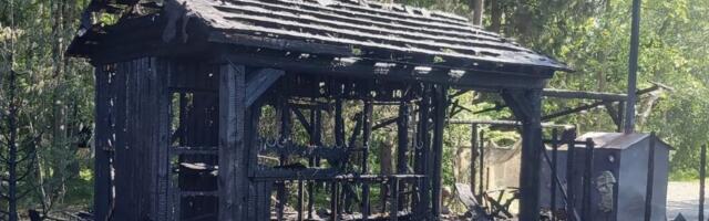 GALERII: Randveres põles öösel maha suituskala kiosk