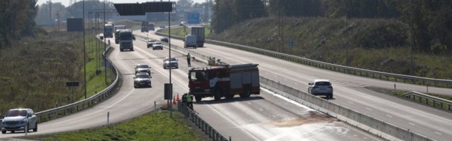 FOTOD | Tallinna ringteel sõitis veok kraavi, kakssada meetrit asfalti kattus õliga