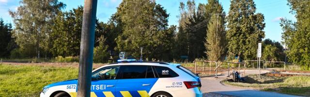 Päev liikluses_ mootorrattur sõitis vastu puud