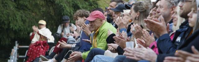 GALERII JA REPORTAAŽ | „Aega on veel, Andres!“ Vendade Urbide loo esietendust tervitas publik püsti seistes ja marulise aplausiga