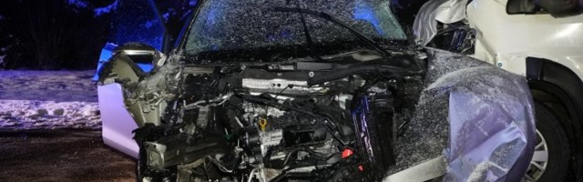 FOTOD SÜNDMUSKOHALT | Tallinna-Tartu maanteel Anna küla lähedal põrkasid kokku kaubik ja auto. Üks juhtidest tuli sõidukist välja lõigata