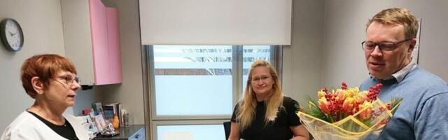 Perearst saadeti pensionile lilledega ja abilinnapea poolt