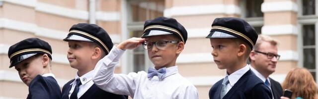 Riik nihutab koolipäeva alguse tunni võrra edasi