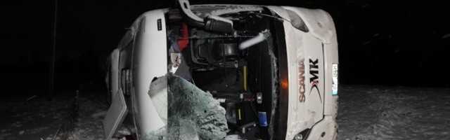 FOTOD | Narva-Tallinna liinibuss kaotas libeduse tõttu juhitavuse ja sõitis teelt välja, neli inimest sai vigastada