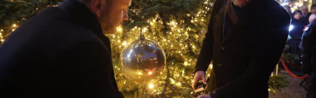 FOTOD | Tallinna Raekoja platsil süüdati esimene advendiküünal