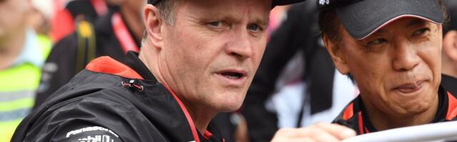 61-aastane Tommi Mäkinen istub Toyota WRC nullautosse