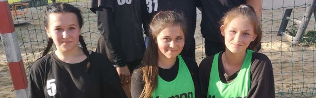 Aru­kü­la neiud võit­sid  ran­na­kä­si­pal­li­tur­nii­ri Põl­vas