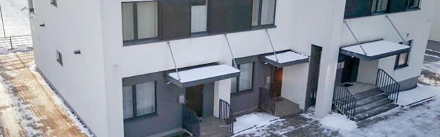 Ehitaja lammutab Tartus Lubja tänaval viltu vajunud maja