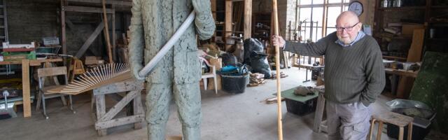 Purtse skulptor Lembit Palm voolib Kiviõli linnale kaevuri kuju