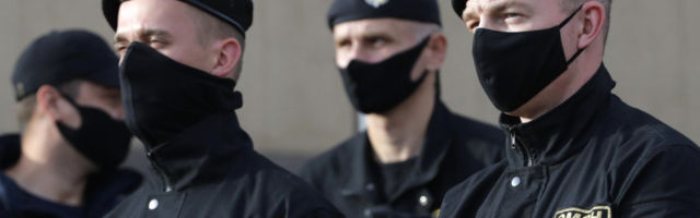 Raadio Vabaduse ajakirjanikul purustati Minskis vahistamisel nina