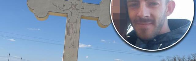 JEZIVE SLIKE S MESTA NA KOM SE UBICA IZ SURČINA ZAKUCAO U BETONSKI KRST: Polomljeni saobraćajni znaci, srča i gomila flaša žestokog pića (foto)