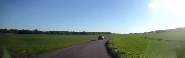 VIDEO Politsei rammis tagajamise lõpetamiseks Kohtla-Järvel kihutanud noorukeid täis sõiduautot