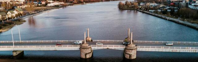 MINA ELASIN SIIN ⟩ Pärnu. Ta kõndis mööda silda