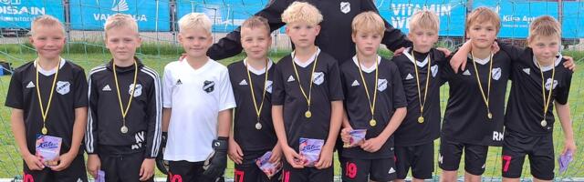 Läänemaa noorte jalgpallivõistkonnad teenisid Sakus kaksikvõidu