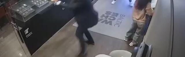 VIDEO | Riia vanalinnas rööviti filmilikus stiilis kellapoodi