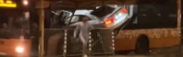 TEŠKA SAOBRAĆAJNA NESREĆA Automobil uleteo u autobus, ima mrtvih (VIDEO)