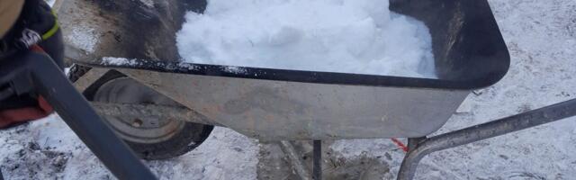 PILDID: Valgas põles elumaja kõrval aiakärus praht