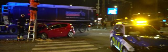 Reporter: Ränk liiklusõnnetus Tallinnas! Väljakutsele kiirustanud politseiauto ja Kia kokkupõrge viis kaks inimest haiglasse