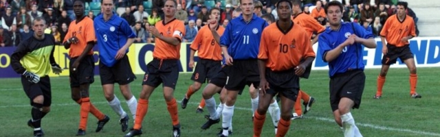 RETROFOTOD | Täna 19 aastat tagasi | Sinisärgid kimbutasid Lilleküla staadioni avamängus staaridest kubisevat Hollandit