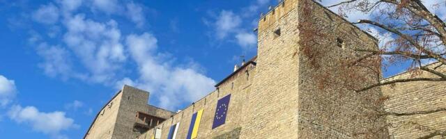 FOTO | Putleri plakat eemaldati Narva linnuselt. Narva muuseumi direktor_ see oligi mõeldud ainult üheks päevaks