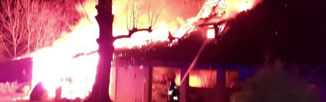 Reporter: Tulelõõm neelas kunstnikest abielupaari Urmas ja Mari Viigi Muhu kodu