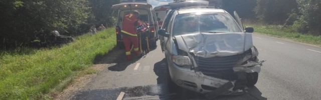 FOTOD | Tartumaal põrkasid kokku kaks autot, üks paiskus kraavi