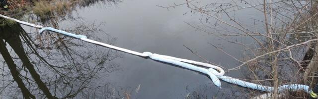 Kullavere jões ja Voore paisjärvel avastatud kütusereostus kogutakse kokku poomidega