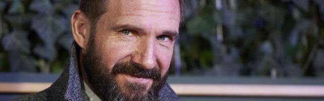 Ralph Fiennes kaitseb J.K. Rowlingit transsooaktivistide rünnakute vastu