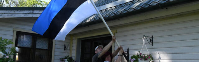 OTEPÄÄL OODATAKSE FOTOSID SINIMUSTVALGEST LIPUST