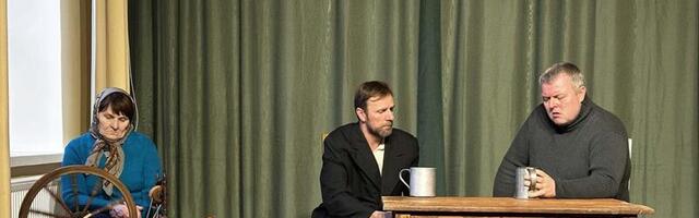 Pika­ve­res esie­ten­dus ko­ha­li­ke mees­te saa­tus­test kõ­ne­lev la­vas­tus „Need kää­nu­li­sed teed“