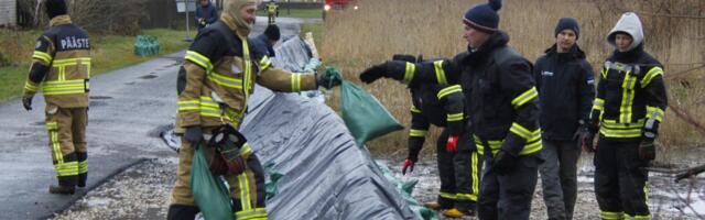 Galerii: vabatahtlikud päästjad ehitasid veetõket