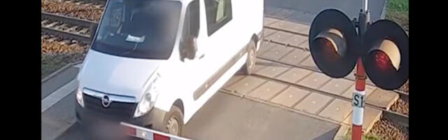 VIDEO: auto jäi raudtee tõkkepuude vahele lõksu