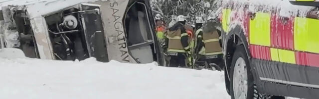 Rootsis sõitis teelt välja kraavi reisibuss, mis oli teel Soome