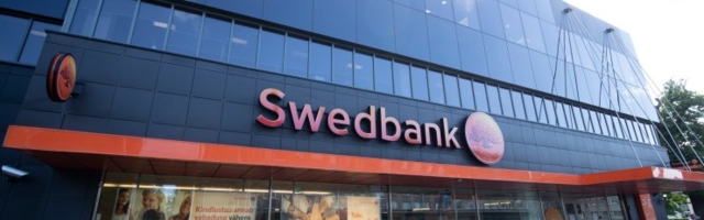 Kaks endist Swedbanki töötajat said kahtlustuse rahapesus