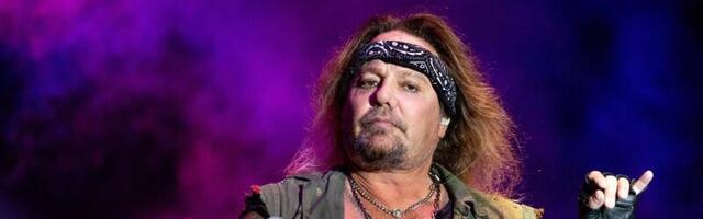 Metalbändi Mötley Crüe staari eralennuk sattus õnnetusse. Muusiku partner viidi haiglasse