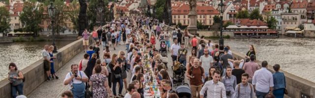 FOTOD | Prahas peeti 500-meetrise laua ääres koroonaviiruse ärasaatmispidu