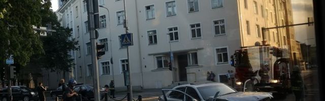 LUGEJA FOTO | Tallinnas Gonsiori ja Pronksi ristmikul põrkasid kokku kaks autot. Liiklus on häiritud