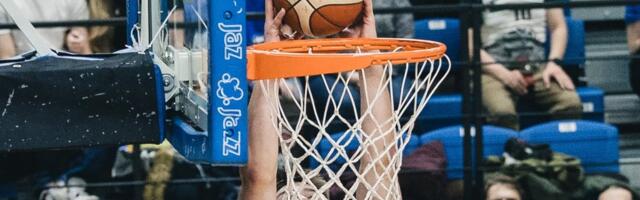 MÄNGU HETK | Suudab lennata küll! Hugo Toom realiseeris korvi kohalt Erik Makke söödu