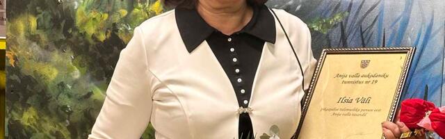 EV aas­ta­päe­va tä­his­ta­mi­sel Keh­ras õn­nit­le­ti Ani­ja val­la uut au­ko­da­nik­ku