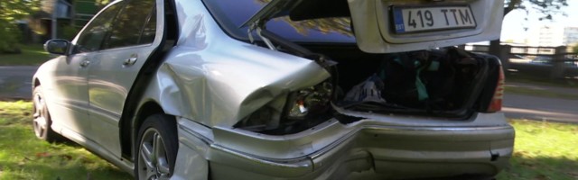 Reporter: Politsei rammis Pärnu kesklinnas teelt välja pidutsejate Mercedese