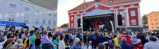 PILDIGALERII ⟩ Narva linnapäevad algasid rongkäigu ja nublu kontserdiga