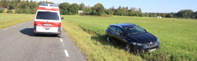 Vanem juht sõitis tikksirgelt teelõigult autoga kraavi