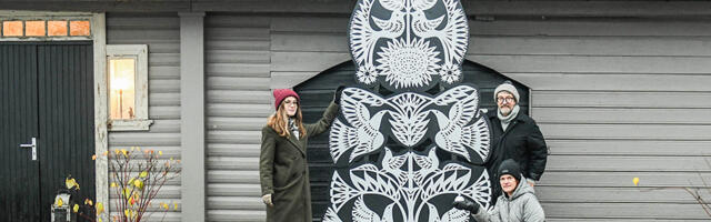 Voronja galerii fassaadil saab näha Ukraina kunstniku Viktoria Berezina loodud jõulukuuske „Elupuu”