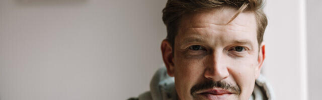 Otse kell 19: Henrik Kalmet loeb "Ringvaate" stuudios lähisuhtevägivalla lugusid
