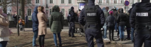 VIDEO | Toompea meeleavaldus politsei silme läbi: meeleavaldaja tahtis korrakaitsja valjuhääldi mikrofoni rääkida