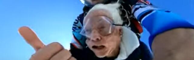 Naine tähistas oma sajandat sünnipäeva langevarjuhüppega