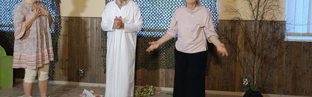 Kõn­nu kü­la­ma­jas esie­ten­dus ko­möö­dia „Re­del“