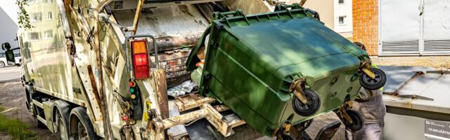 Prügivedaja järsk vahetus uputab pakendikonteinereid üle