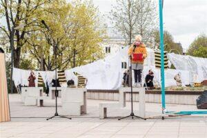 Kõige imelikum luuletus ülikooli raamatukogu ees