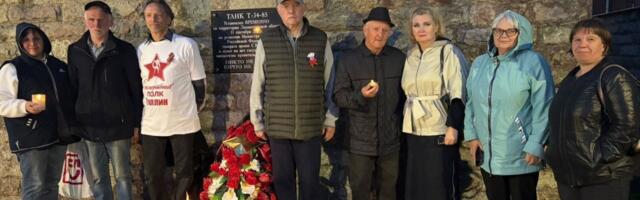 Рассвет памяти у танка: Депортированные активисты встретили День скорби в Ивангороде Рассвет памяти у танка: Депортированные активисты встретили День скорби в Ивангороде